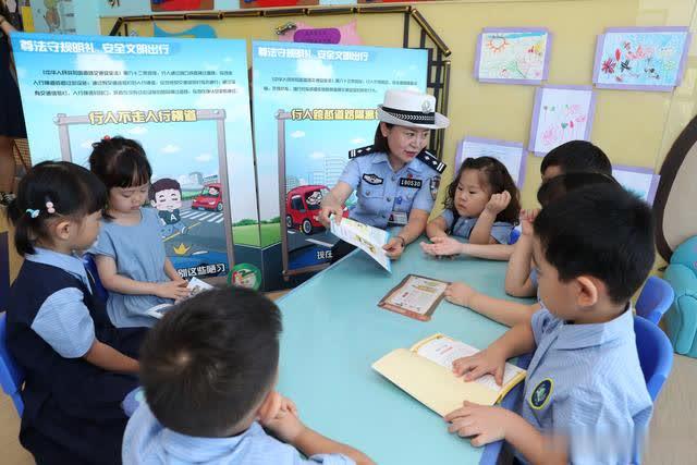 開學首日交警阿姨來講課 幼兒園小朋友在歡笑中學交通安全