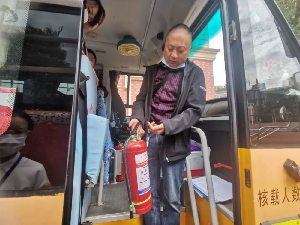 為愛護(hù)航，安全抵達(dá)——我校附屬幼兒園校車安全演練活動(dòng)