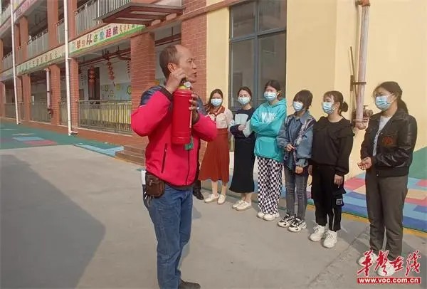 廣發(fā)鎮(zhèn)中心幼兒園開展校車安全及消防應急疏散演練