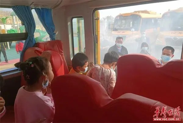 廣發(fā)鎮(zhèn)中心幼兒園開展校車安全及消防應急疏散演練