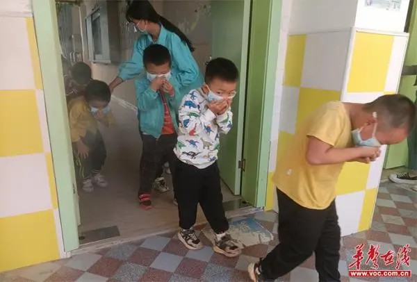 廣發(fā)鎮(zhèn)中心幼兒園開展校車安全及消防應急疏散演練