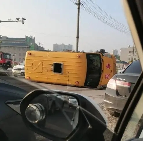 湖南一幼兒園校車發(fā)生側(cè)翻，當(dāng)?shù)亟痪簾o人員傷亡，事故原因仍在調(diào)查