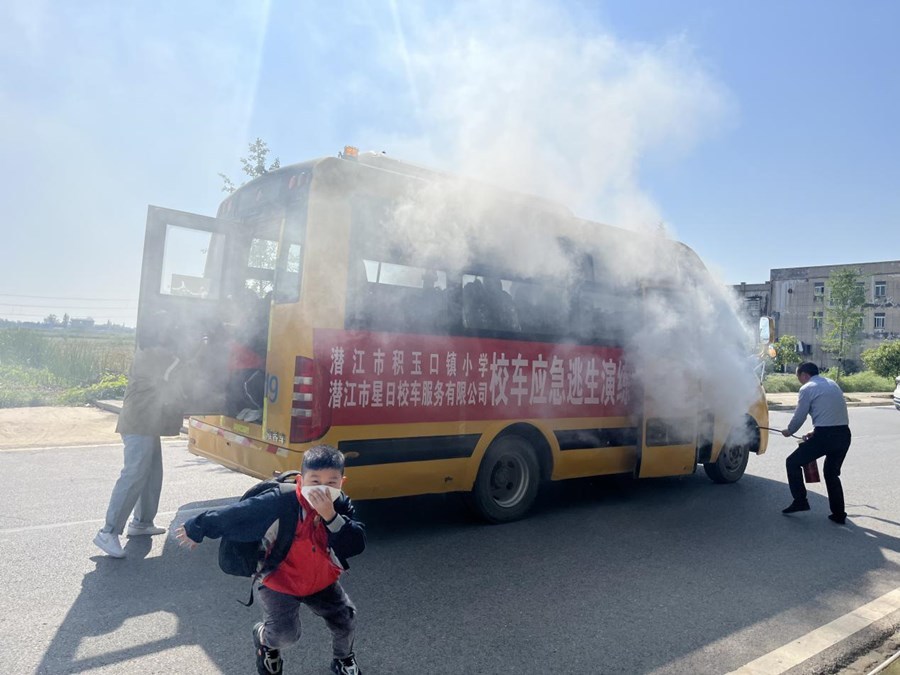 積玉口鎮(zhèn)小學(xué)開(kāi)展校車(chē)安全應(yīng)急疏散演練