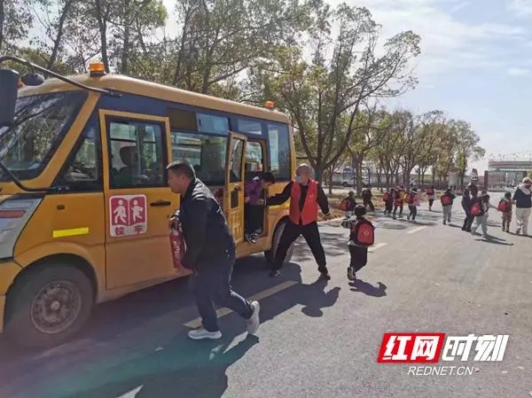 安鄉黃山頭家平幼兒園開展校車安全演練
