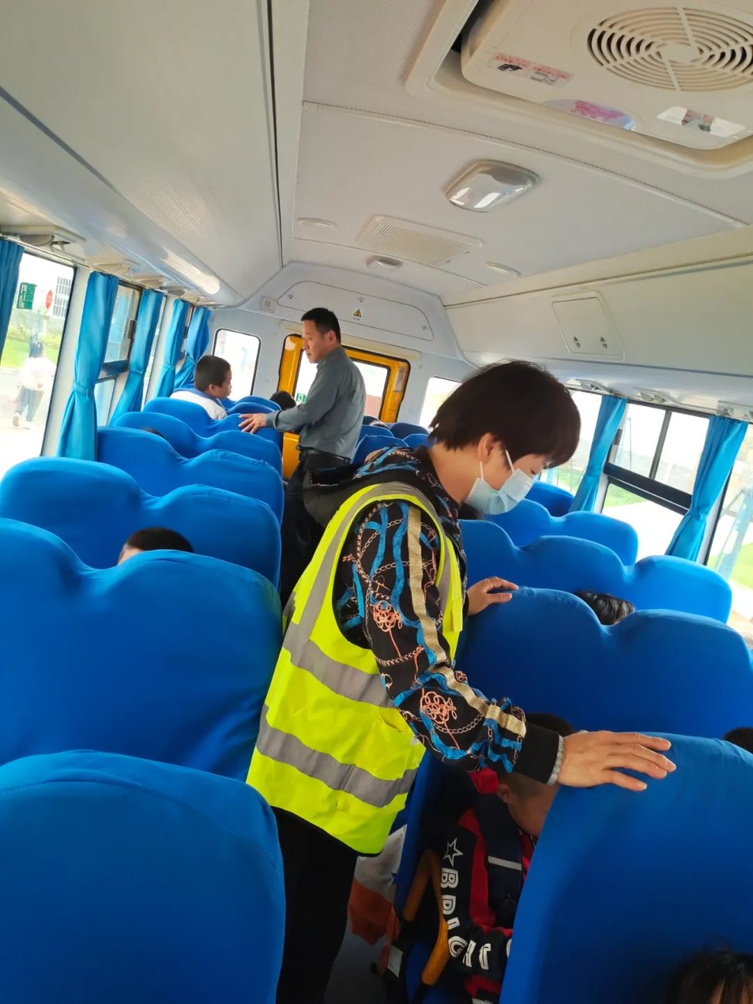 平安運行，為愛護航——黃梅縣第八小學(xué)開展校車安全工作會暨行政成員跟車督查活動