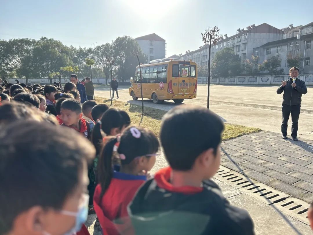 加強(qiáng)校車安全，共建和諧校園 ——云夢(mèng)縣道橋鎮(zhèn)中心小學(xué)校車安全逃生演練