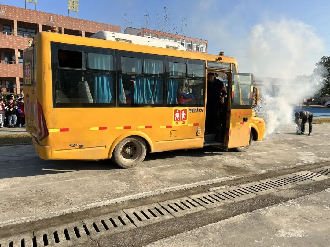 加強(qiáng)校車安全，共建和諧校園 ——云夢(mèng)縣道橋鎮(zhèn)中心小學(xué)校車安全逃生演練