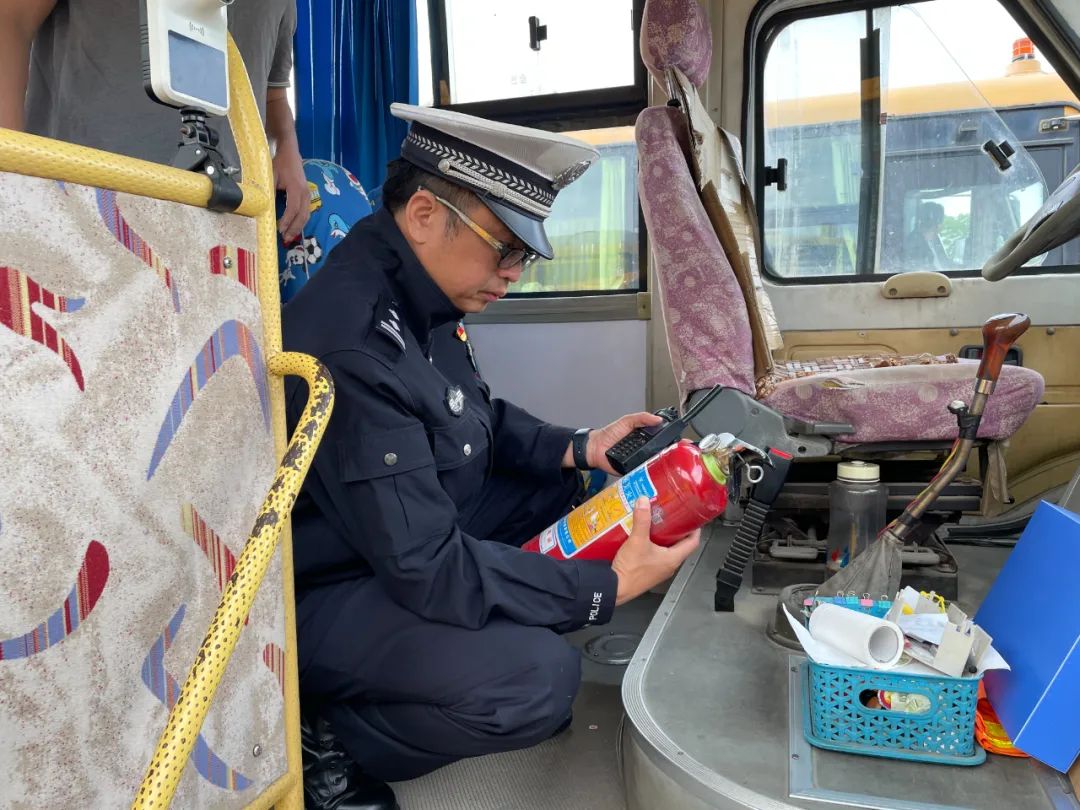 【平安岡州】校車(chē)安全“大體檢”，新會(huì)公安為新學(xué)期保駕護(hù)航！
