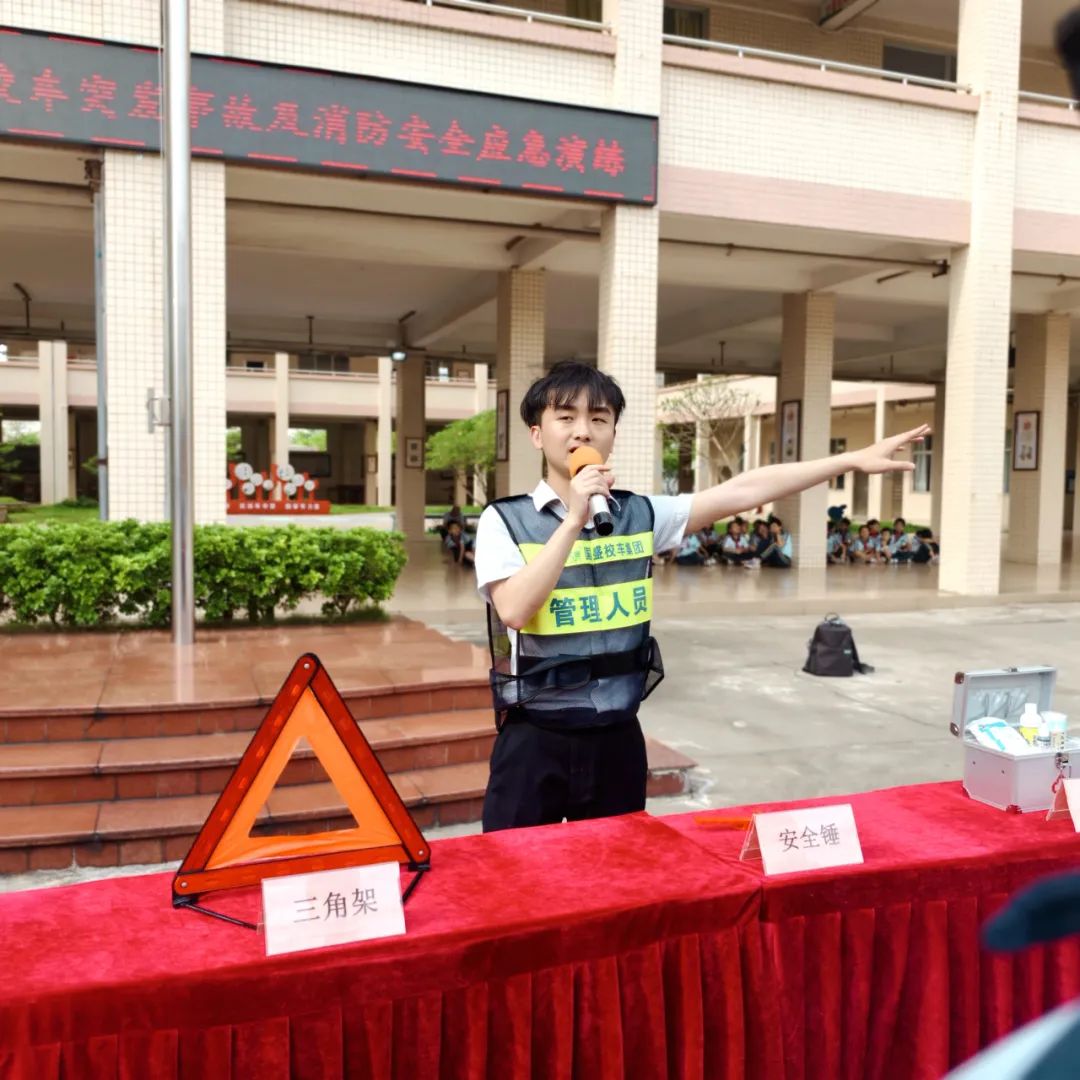加強(qiáng)校車管理 筑牢安全防線——洪梅鎮(zhèn)第二小學(xué)開展校車消防應(yīng)急疏散演練活動