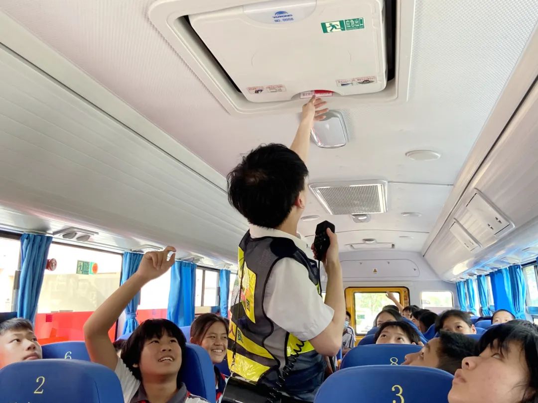 加強(qiáng)校車管理 筑牢安全防線——洪梅鎮(zhèn)第二小學(xué)開展校車消防應(yīng)急疏散演練活動