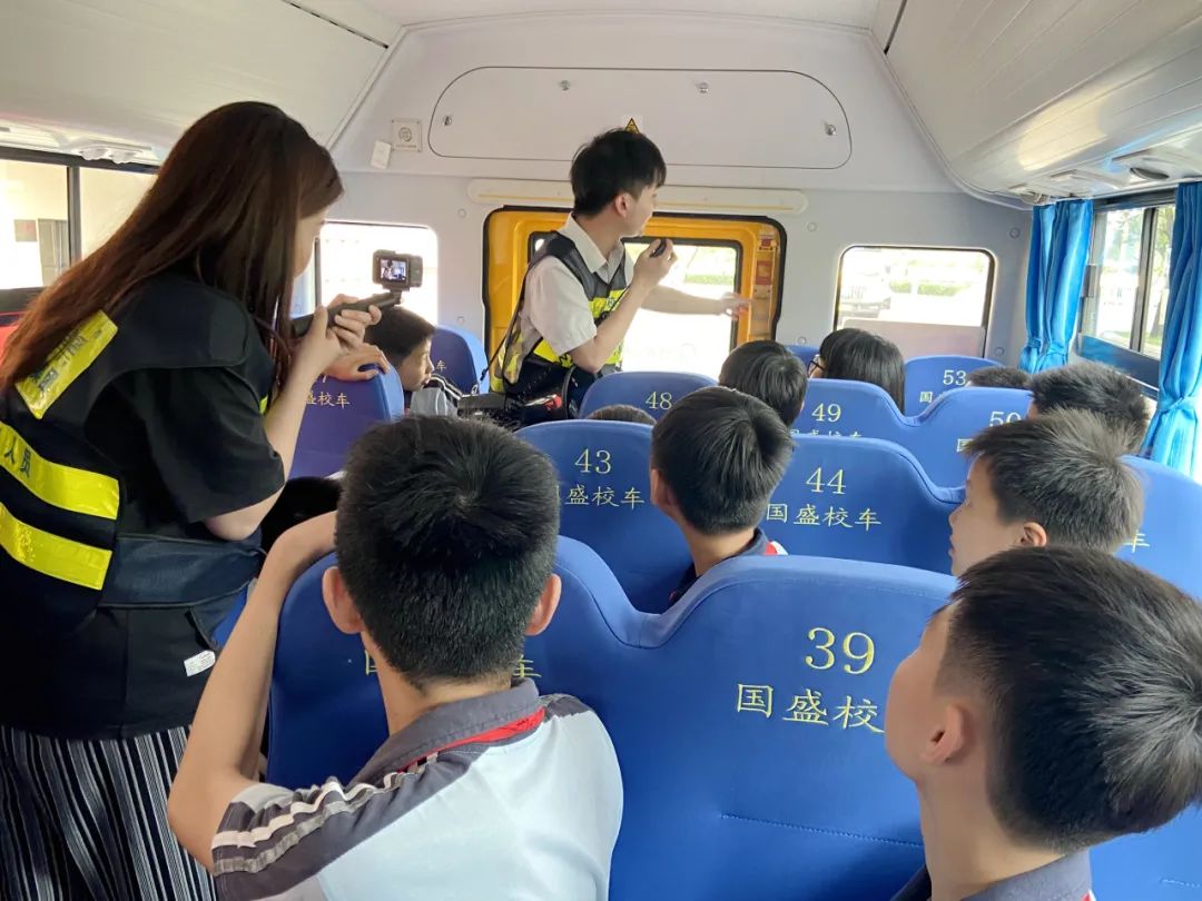 加強(qiáng)校車管理 筑牢安全防線——洪梅鎮(zhèn)第二小學(xué)開展校車消防應(yīng)急疏散演練活動