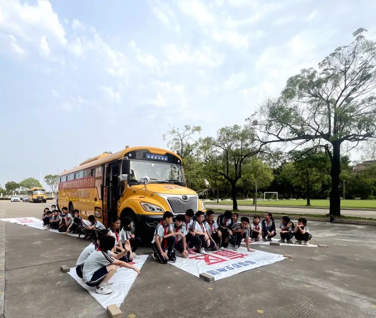 加強(qiáng)校車管理 筑牢安全防線——洪梅鎮(zhèn)第二小學(xué)開展校車消防應(yīng)急疏散演練活動