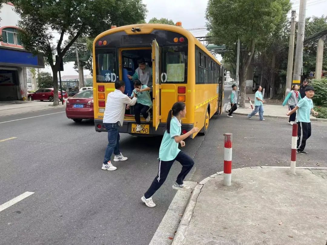 橫林初級中學(xué)開展校車安全演練活動