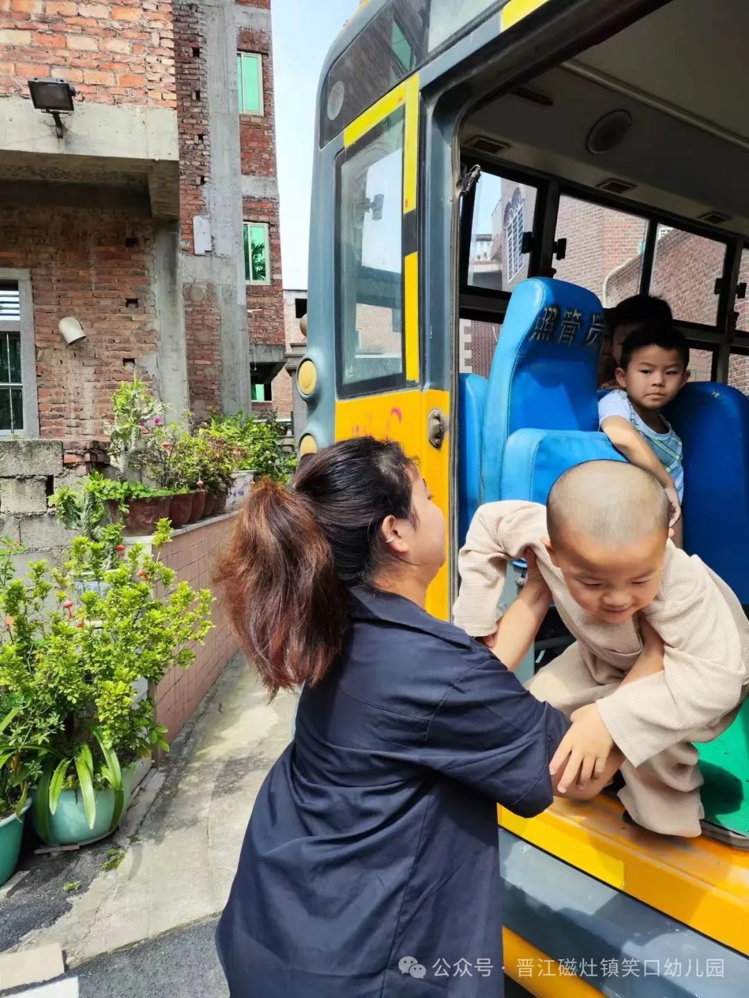 為愛(ài)護(hù)航，校車(chē)安全伴我行— —笑口幼兒園校車(chē)消防應(yīng)急安全逃生演練