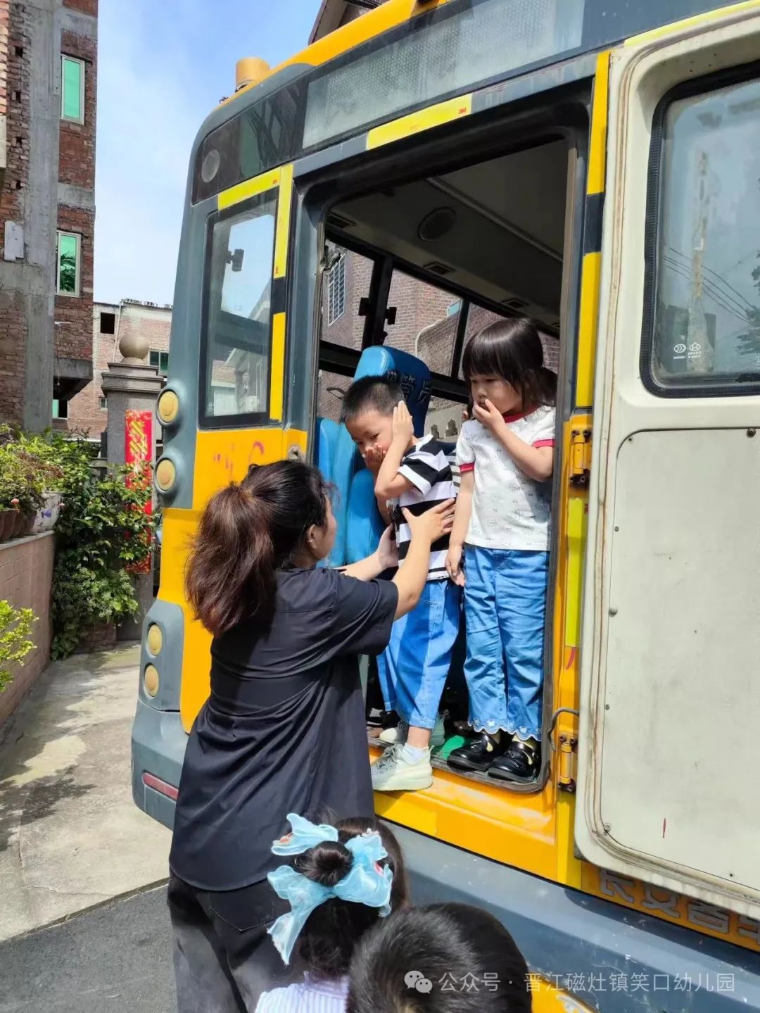 為愛(ài)護(hù)航，校車(chē)安全伴我行— —笑口幼兒園校車(chē)消防應(yīng)急安全逃生演練