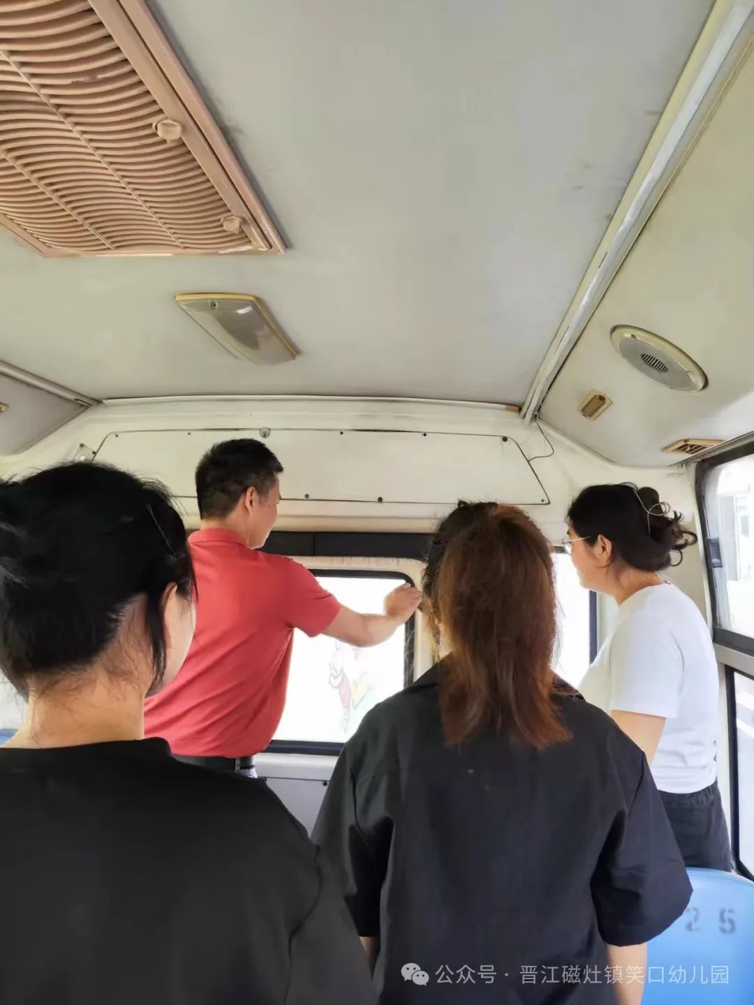 為愛(ài)護(hù)航，校車(chē)安全伴我行— —笑口幼兒園校車(chē)消防應(yīng)急安全逃生演練