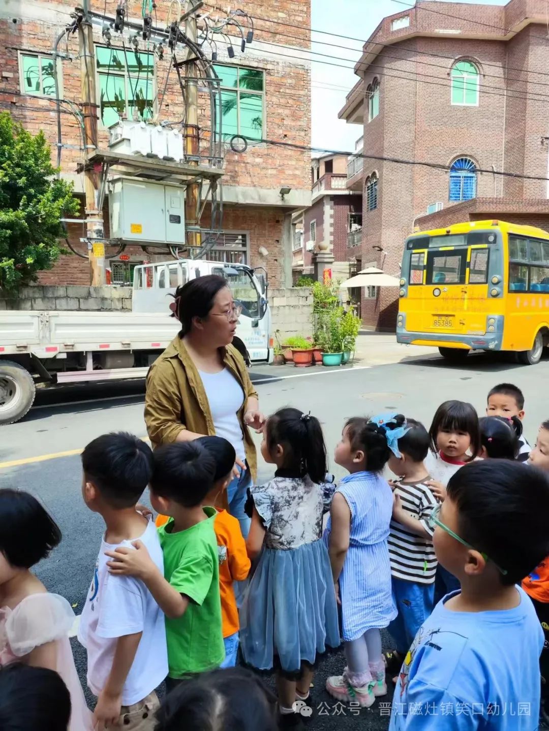 為愛(ài)護(hù)航，校車(chē)安全伴我行— —笑口幼兒園校車(chē)消防應(yīng)急安全逃生演練