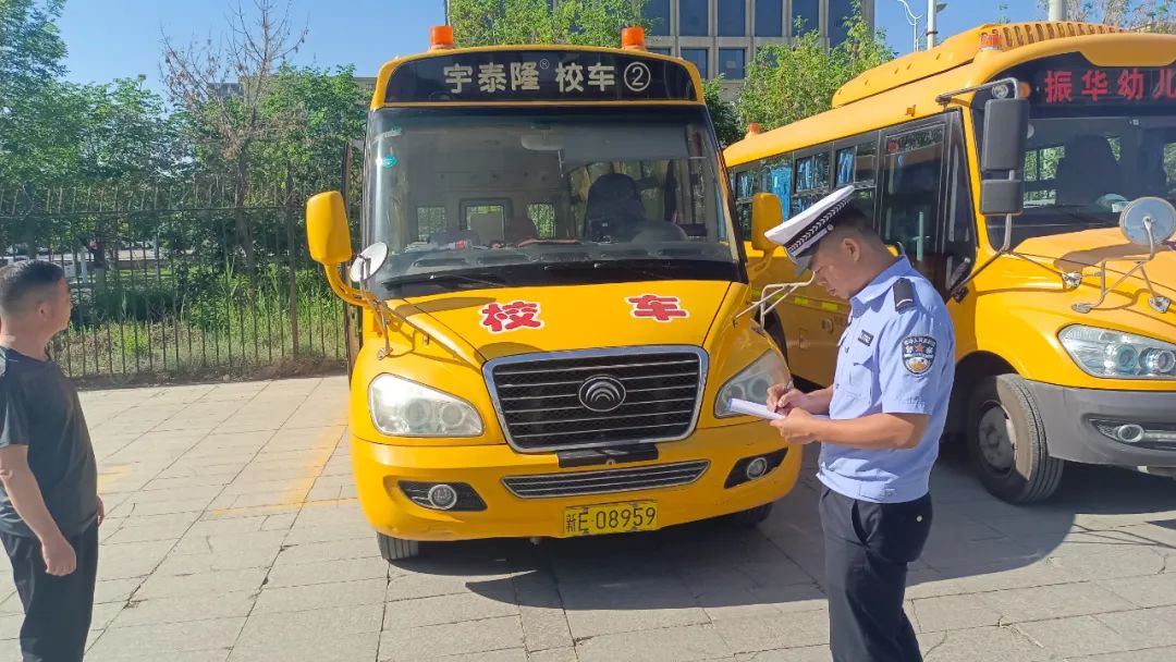 護航學子路，嚴查校車安全行——博樂公安交警持續開展校車安全大檢查