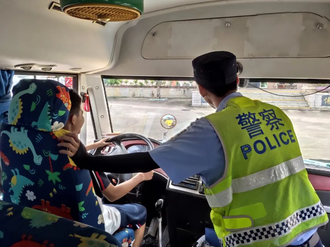 狠抓校車安全 構(gòu)建平安校園——華特雅學(xué)校開展校車安全逃生疏散演練系列活動