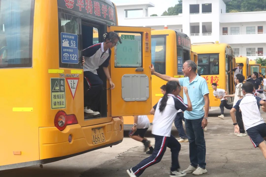 狠抓校車安全 構(gòu)建平安校園——華特雅學(xué)校開展校車安全逃生疏散演練系列活動
