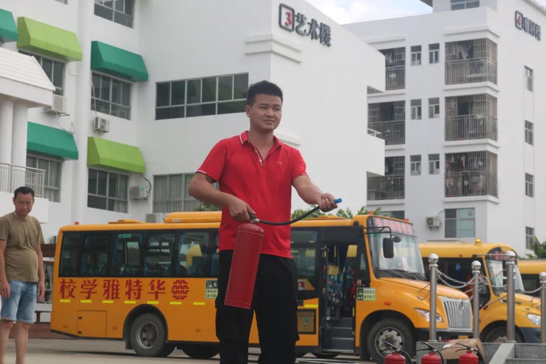 狠抓校車安全 構(gòu)建平安校園——華特雅學(xué)校開展校車安全逃生疏散演練系列活動