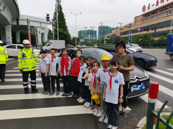 溫州交警查獲“黑校車”：5座車載10名學生，司機被刑事立案