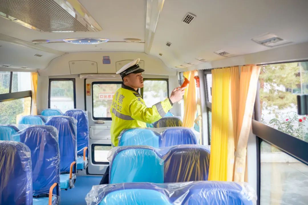 昌吉市七輛“大鼻子”專用校車全新亮相，開啟護娃模式