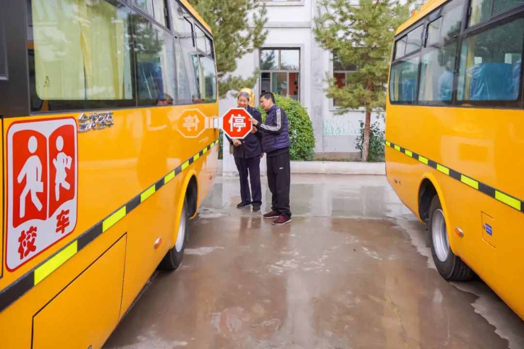 昌吉市七輛“大鼻子”專用校車全新亮相，開啟護娃模式