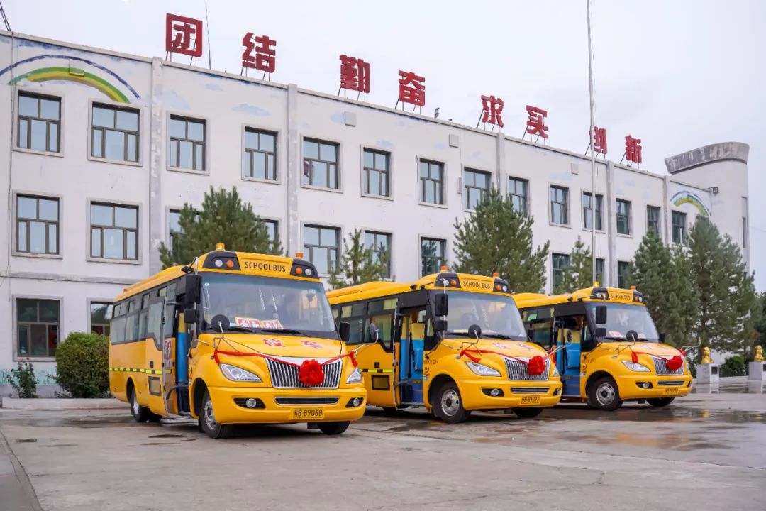 昌吉市七輛“大鼻子”專用校車全新亮相，開啟護娃模式