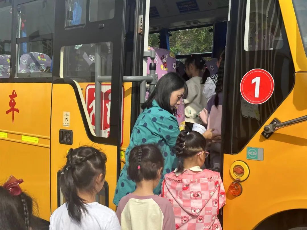 以練筑防 安全啟航 | 興化市陽山幼兒園校車安全應急疏散演練