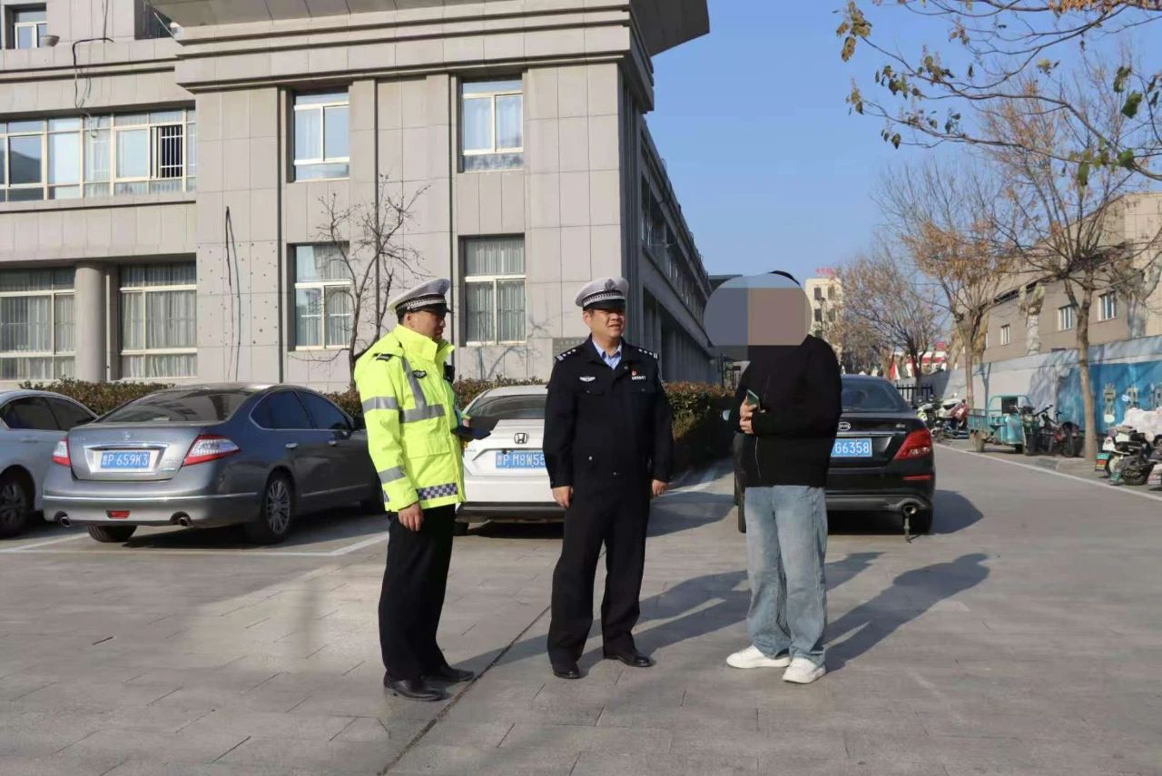 無(wú)視學(xué)生安全！未取得校車駕駛資格還敢開車上路！