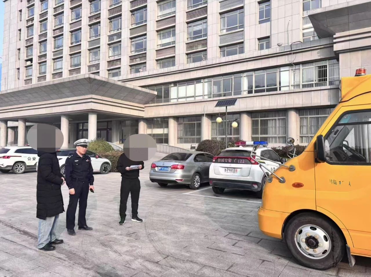 無(wú)視學(xué)生安全！未取得校車駕駛資格還敢開車上路！