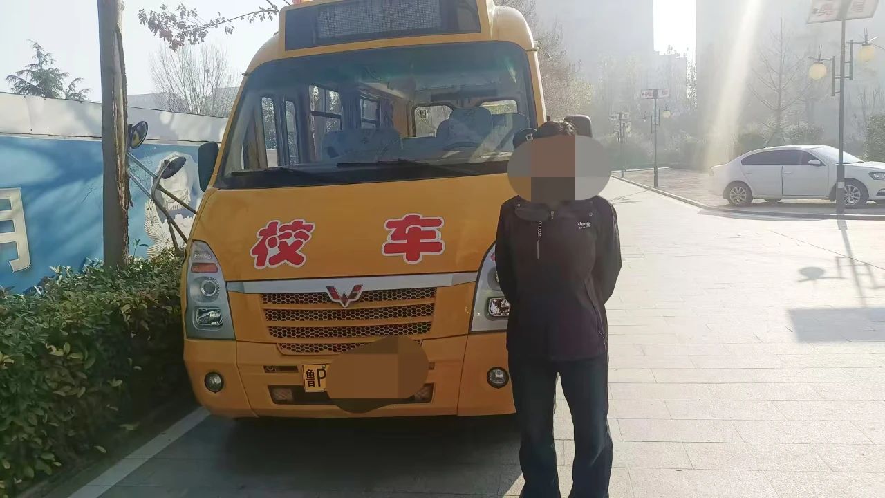 無(wú)視學(xué)生安全！未取得校車駕駛資格還敢開車上路！