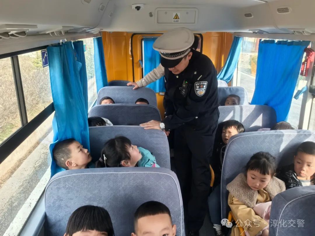 淳化公安交警開展幼兒園校車安全檢查 筑牢幼兒出行安全防線