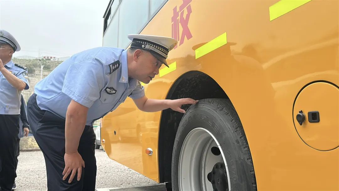 護(hù)航開學(xué)季 | 蘭州公安交警強化校車安全“大檢查”，擰緊學(xué)生出行“安全閥”