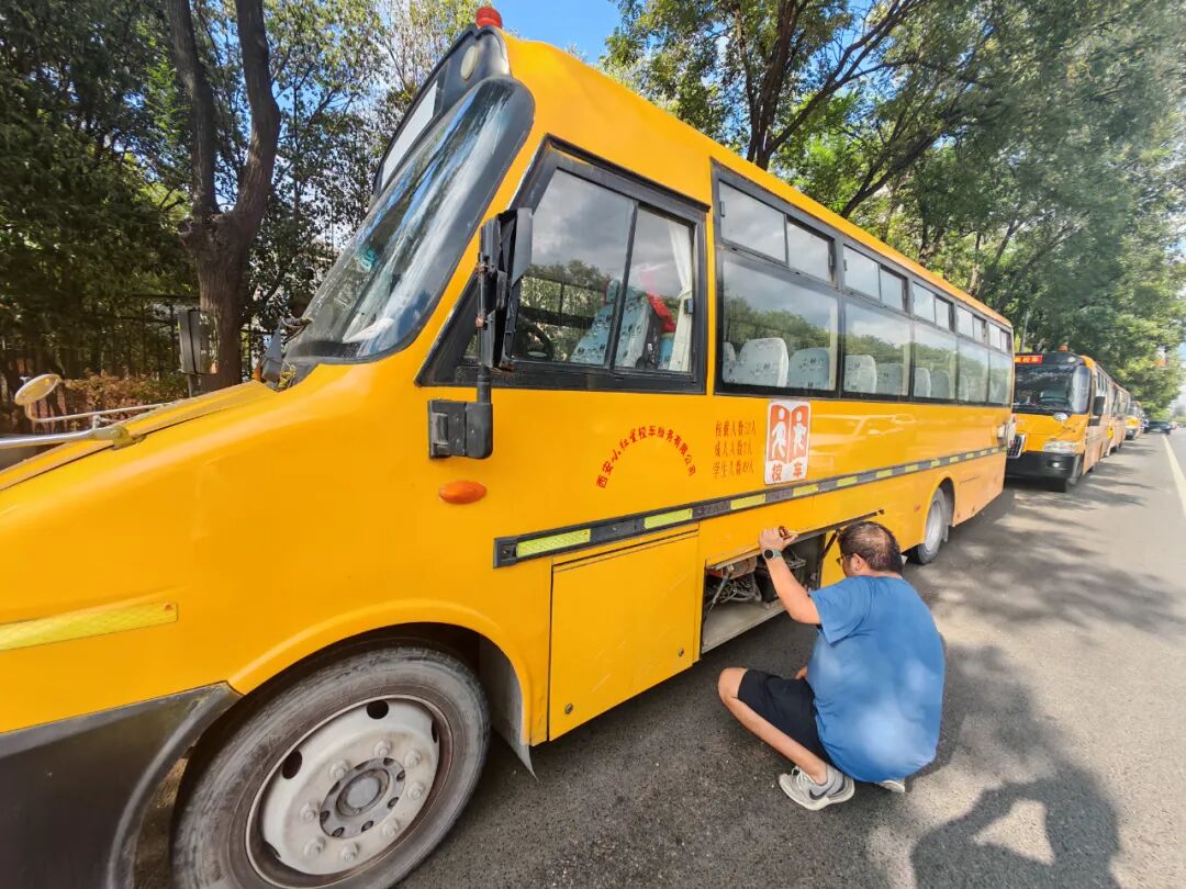 校車就位，安全到位，小紅星貼心守護上學路