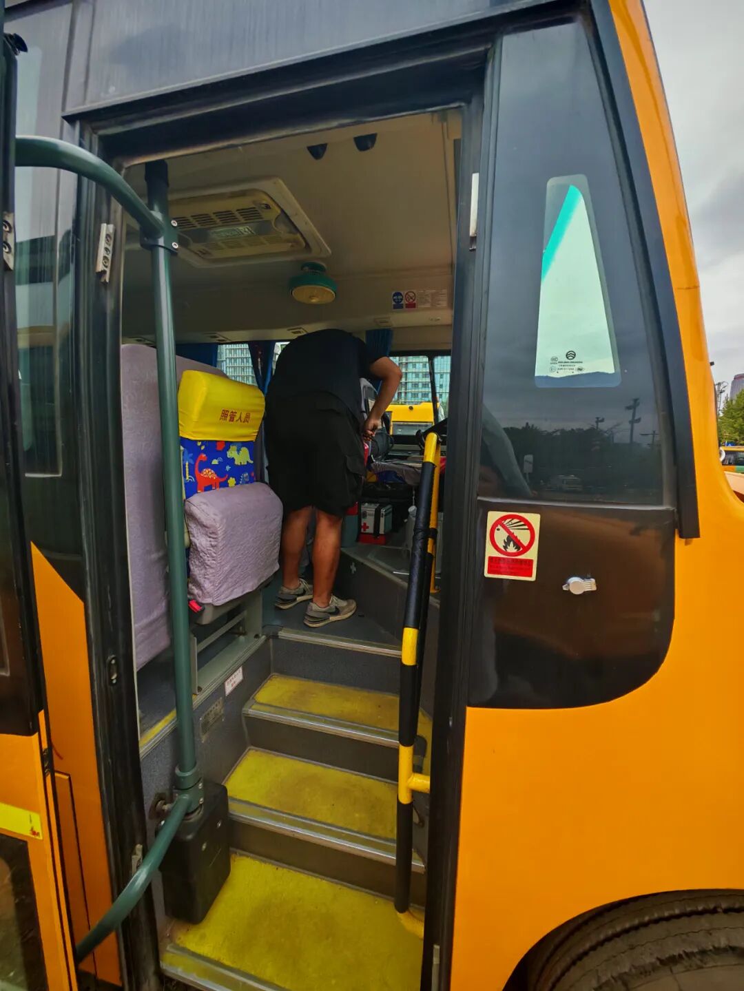 校車就位，安全到位，小紅星貼心守護上學路