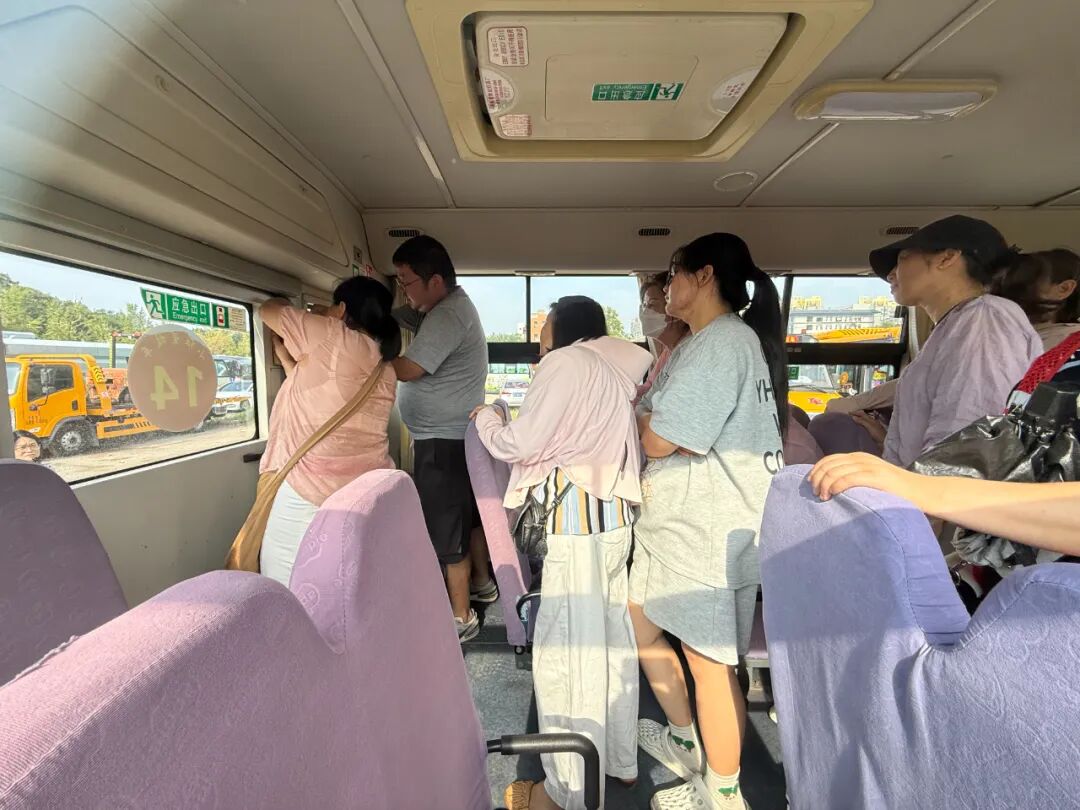 校車就位，安全到位，小紅星貼心守護上學路
