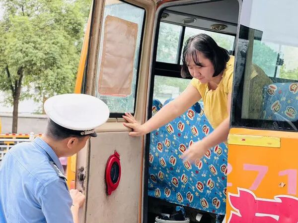 【平安護航2025】洪江市公安局：開展校車安全集中檢查，筑牢學生出行“安全防線”