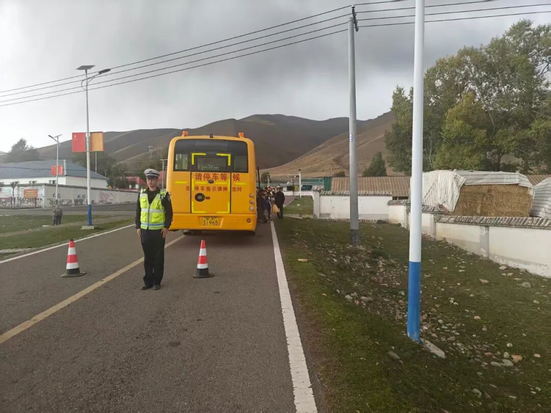 四師交警檢查校車安全 筑牢上下學(xué)安全防線
