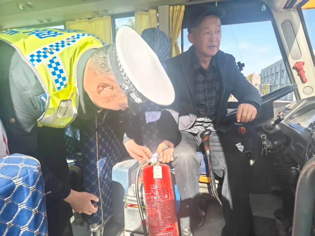 四師交警檢查校車安全 筑牢上下學(xué)安全防線