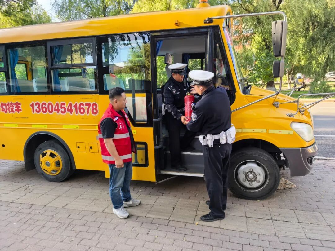 前進交警大隊深入轄區(qū)校車企業(yè)開展安全檢查和宣傳教育