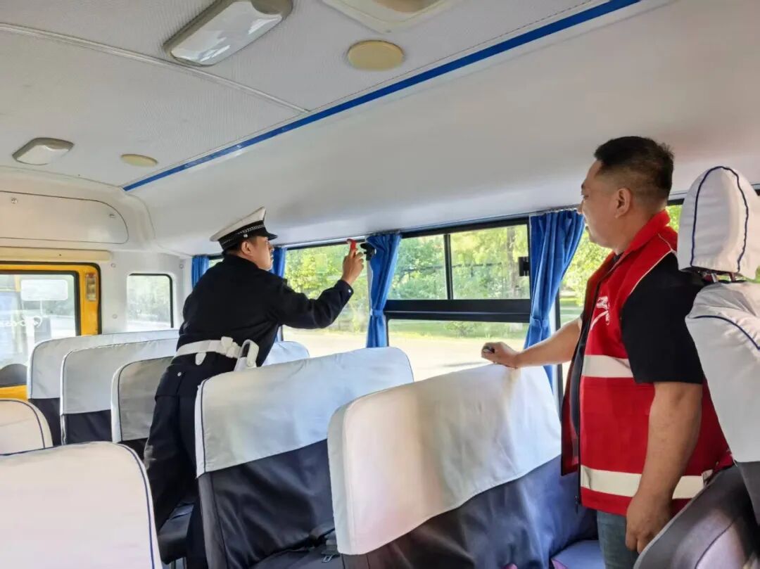 前進交警大隊深入轄區(qū)校車企業(yè)開展安全檢查和宣傳教育