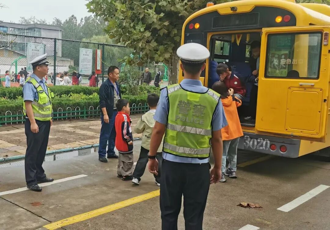 以練筑防 警校攜手開展校車應(yīng)急演練