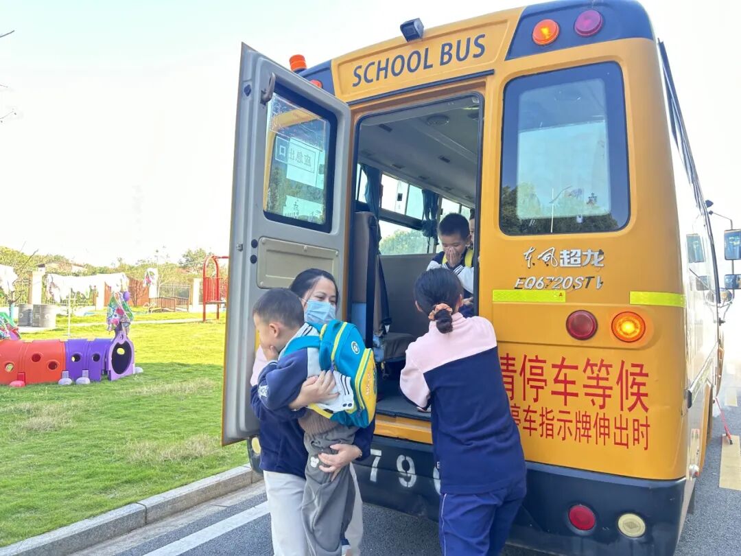 筑牢校車安全 守護成長之路 —— 紅蓮湖第二幼兒園校車安全應急演練活動