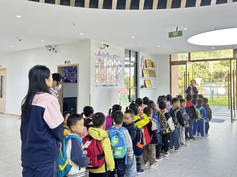 筑牢校車安全 守護成長之路 —— 紅蓮湖第二幼兒園校車安全應急演練活動