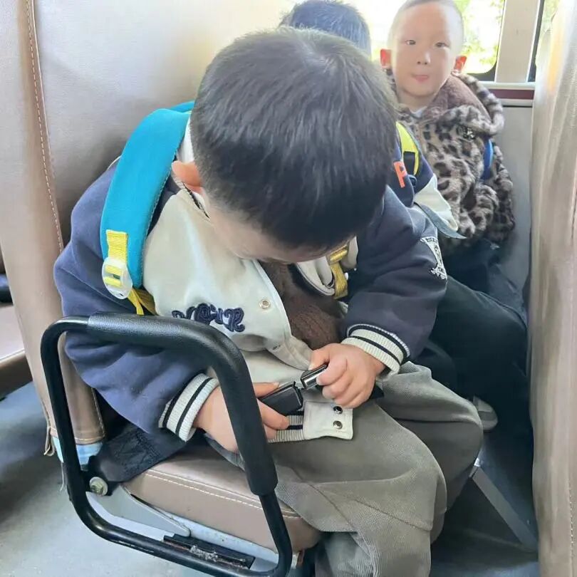 筑牢校車安全 守護成長之路 —— 紅蓮湖第二幼兒園校車安全應急演練活動