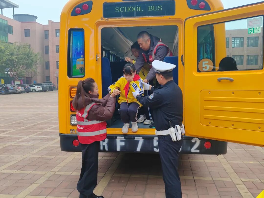 【陽光下的守護(hù)】三河公安交警進(jìn)校園！校車安全演練筑牢平安防線