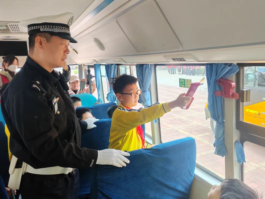 【陽光下的守護(hù)】三河公安交警進(jìn)校園！校車安全演練筑牢平安防線