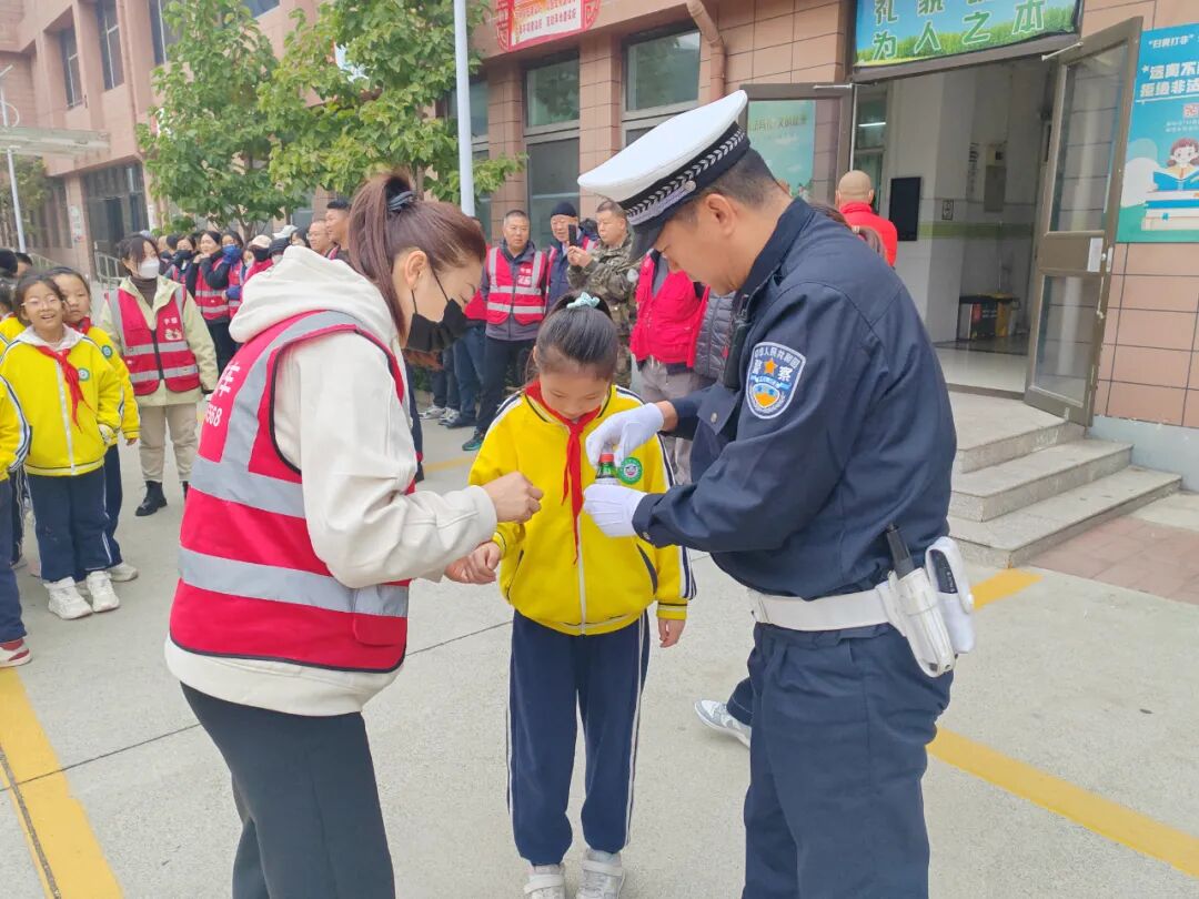 【陽光下的守護(hù)】三河公安交警進(jìn)校園！校車安全演練筑牢平安防線